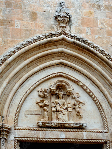 The portal of the cathedral was rebuilt several times  as evidenced by the baroque style of its sculptural decoration.