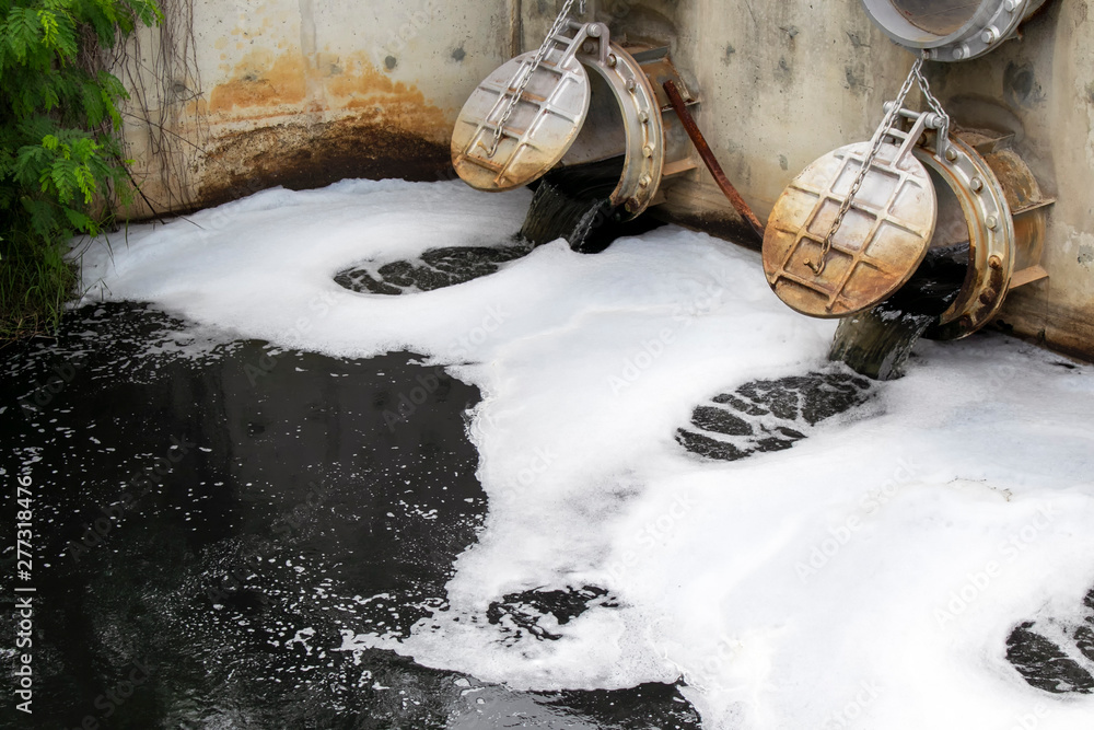 Foto Stock Waste Water Pipe From The Factory Flowing To The Canal 