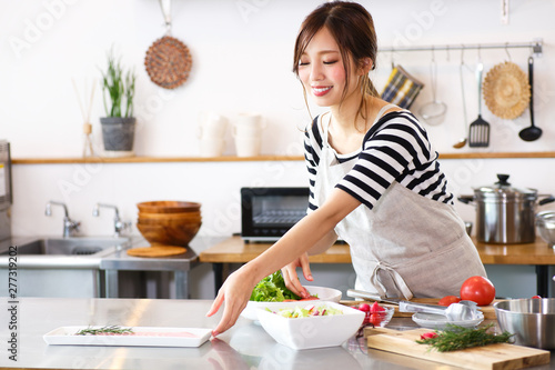 キッチンで料理をする主婦