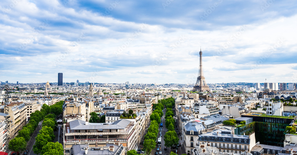 凱旋門から眺めるエッフェル塔とパリ市内	ワイド