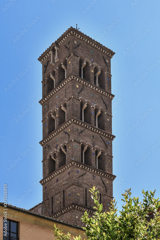 Die Kirche Santa Maria in Cosmedin mit Turm