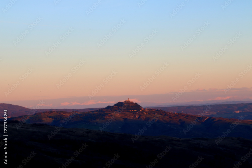 Pittoresco borgo edificato su una rocca visto al tramonto - Radicofani - Toscana - Italia