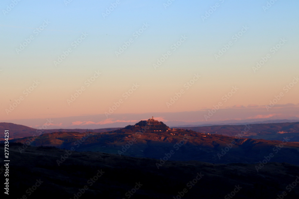 Pittoresco borgo edificato su una rocca visto al tramonto - Radicofani - Toscana - Italia Pittoresco borgo edificato su una rocca visto al tramonto - Radicofani - Toscana - Italia