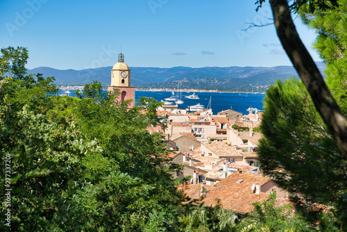 Φωτογραφία View of the hill on Saint-Tropez, the roofs of houses, the chapel of St