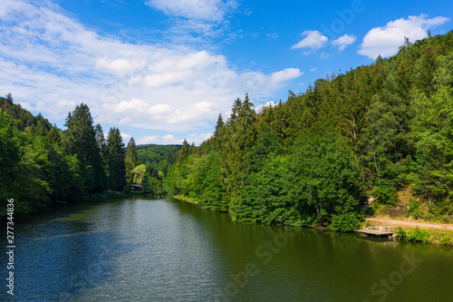 Blick auf den Wispersee im Taunus von oben