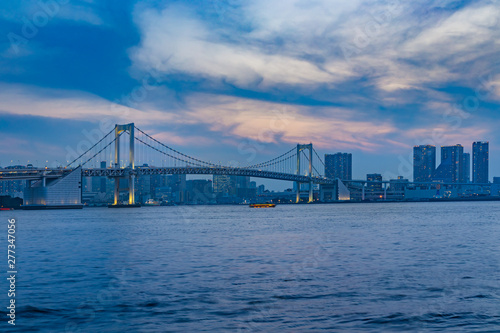 海辺の東京の夕景