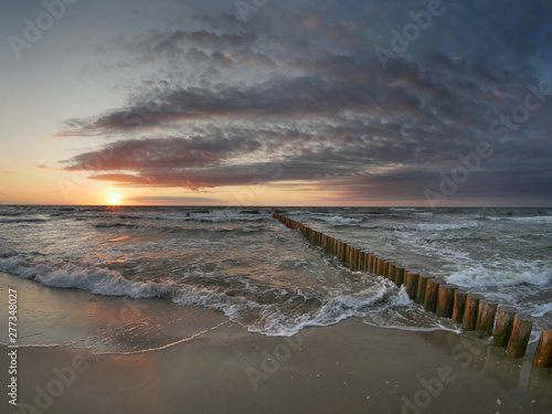 Fototapeta Naklejka Na Ścianę i Meble -  Morze zachód słońca - falochron