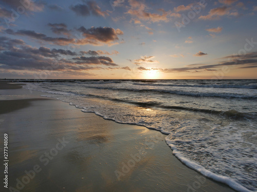 Fototapeta Naklejka Na Ścianę i Meble -  Morze zachód słońca - fale i plaża