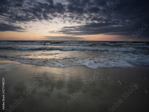 Fototapeta Naklejka Na Ścianę i Meble -  kompiel w morzu zachód słońca