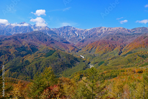 北アルプス、白馬三山。中部山岳国立公園。白馬 長野 日本。１０月下旬。