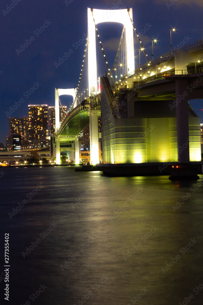 東京のレインボーブリッジの夜景