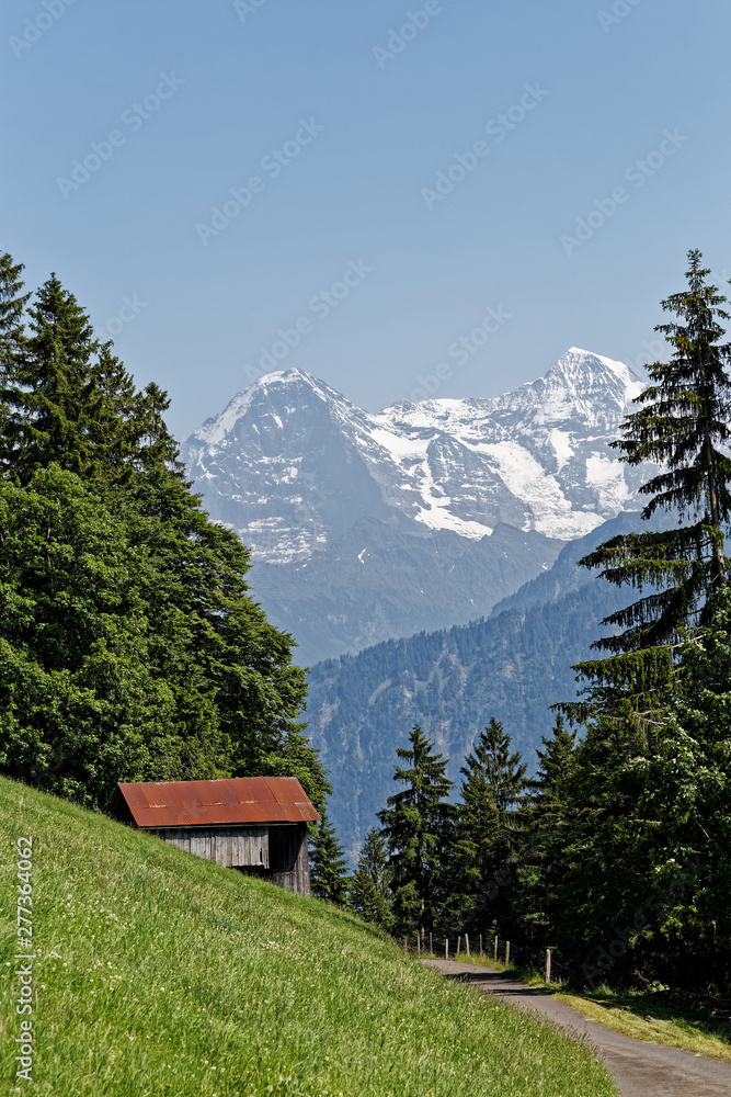 L'Eiger et le Mönch dans les Alpes Suisses
