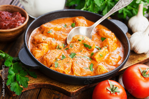 Meat in creamy tomato sauce i