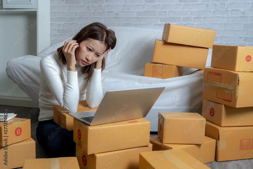 Young Asian women shop online are stressed . After customers claim products Young Asian women shop online are stressed . After customers claim products