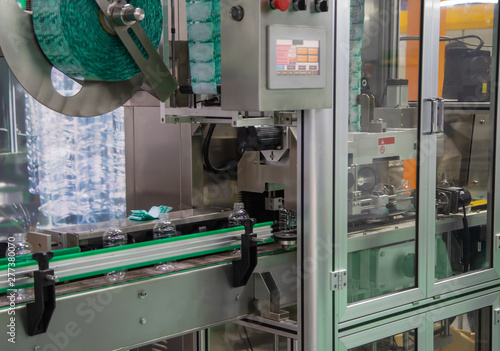 Process of PET plastic bottle on automatic sleeve labeling machine