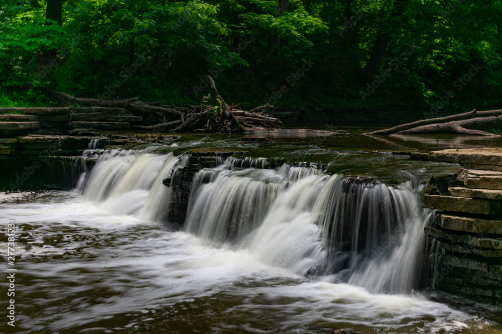 Obraz premium Long Exposure Photo of the Waterfall at Waterfall Glen Forest Preserve in Suburban Lemont Illinois