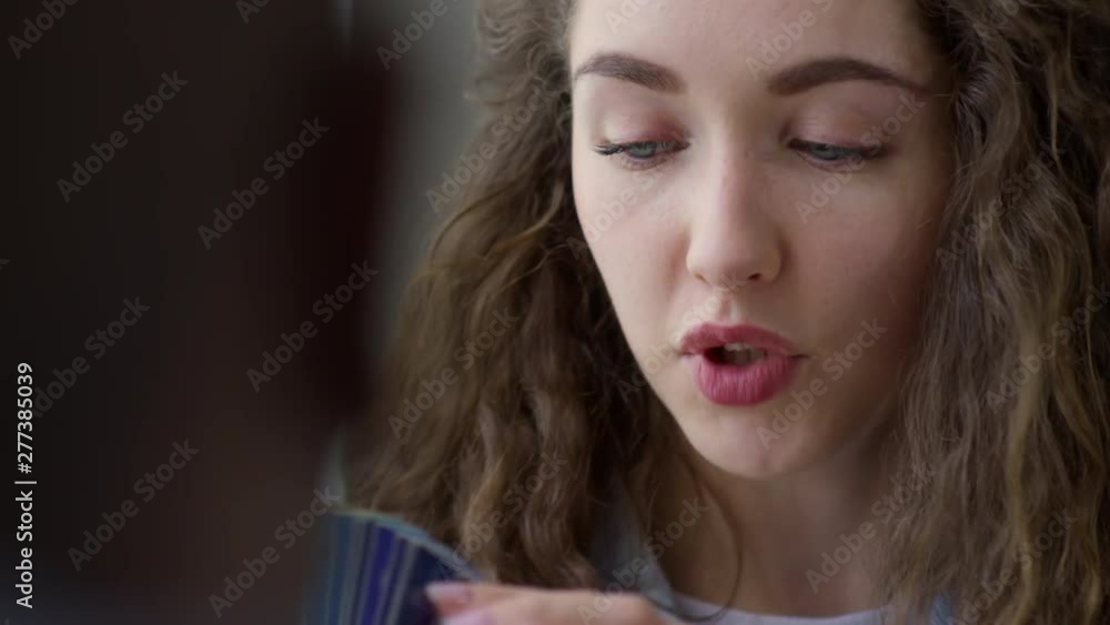 Vidéo Stock Overshoulder choker shot of young 20something graphic