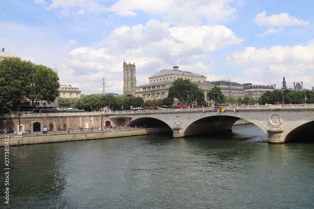 Quai de Seine et place du Châtelet à Paris	