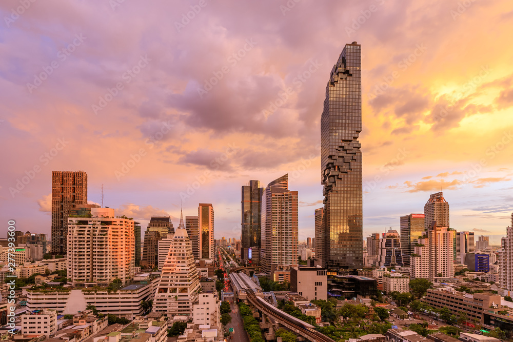 Obraz premium Bangkok business district cityscape with skyscraper at twilight, Thailand