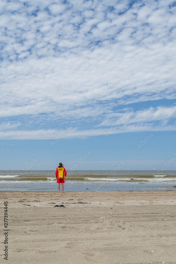 Plage à marée haute surveillée par un lifeguard. Mer du Nord Plage à marée haute surveillée par un lifeguard. Mer du Nord