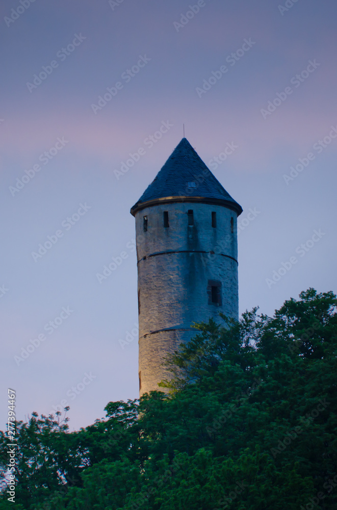 Historischer Turm der Burg Plesse, nah bei Göttingen (Germany) im Abendrot