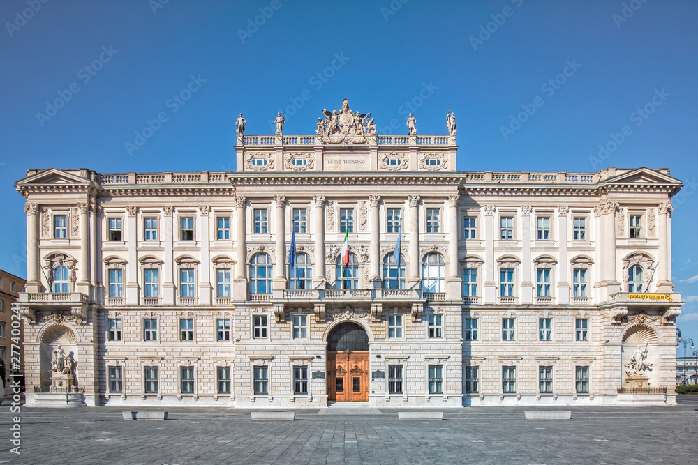 Fototapeta premium Palast der Reederei Lloyd Triestino an der Piazza dell’Unità d’Italia in Triest