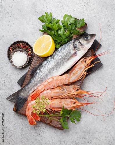 Canvas Print Fresh seafood. Trout fish and langostino shrimps