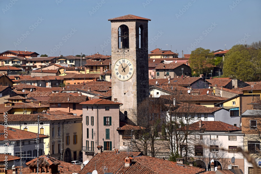 Φωτογραφία A view from above of the town of Palazzolo in Lombardy - Italy