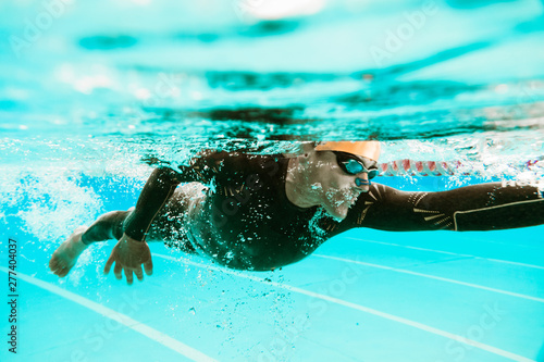Unterwasseransicht des professionellen männlichen Schwimmers ,training im Swimmingpool