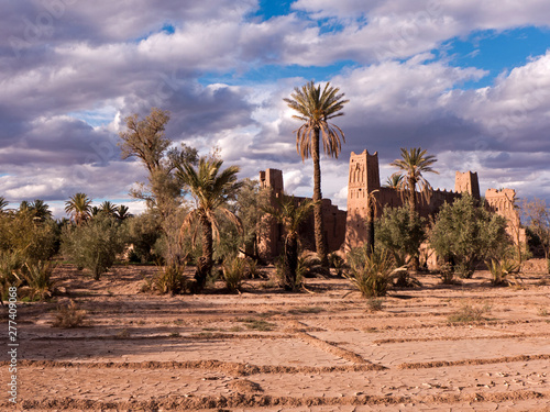 Eine alte Kasbah in einer Oase in der Nähe von Skoura, Marokko