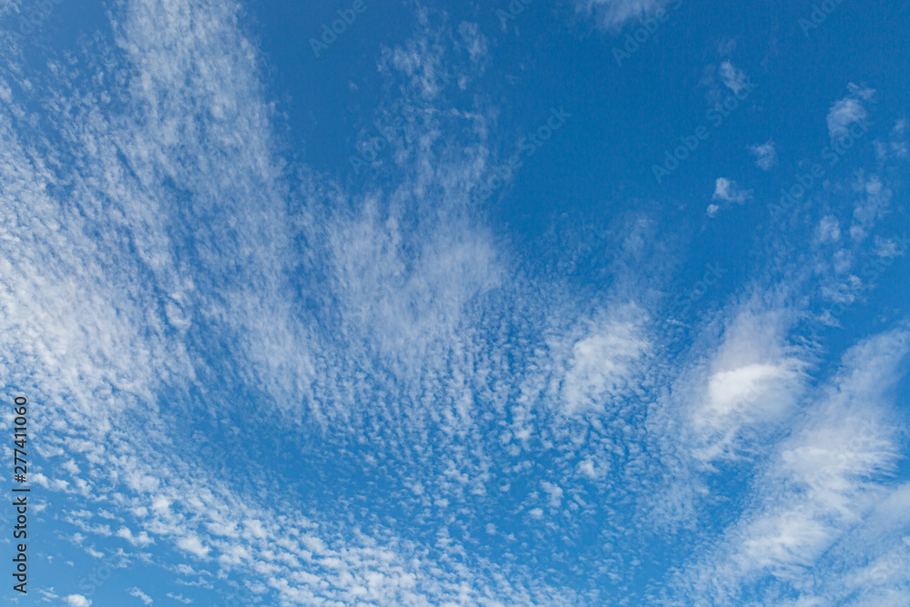 Obraz premium Looking up at a full frame photograph of blue sky and wispy white clouds