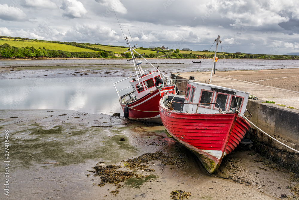 Fototapeta premium Fishing Boat at low tide