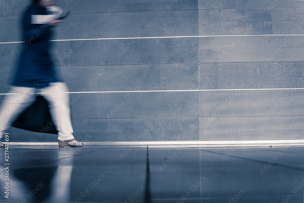 Obraz premium Closeup of traveler female legs walking and carrying baggage in train station