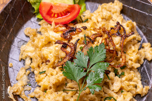 bayerische Kässpätzle in einer schwarzen Pfanne photo