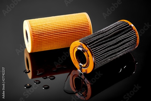 Foto car engine oil filter on dark background