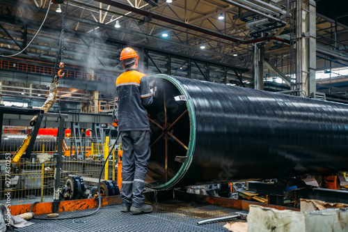 Tableau sur toile Worker installs clamping ring on coated pipe