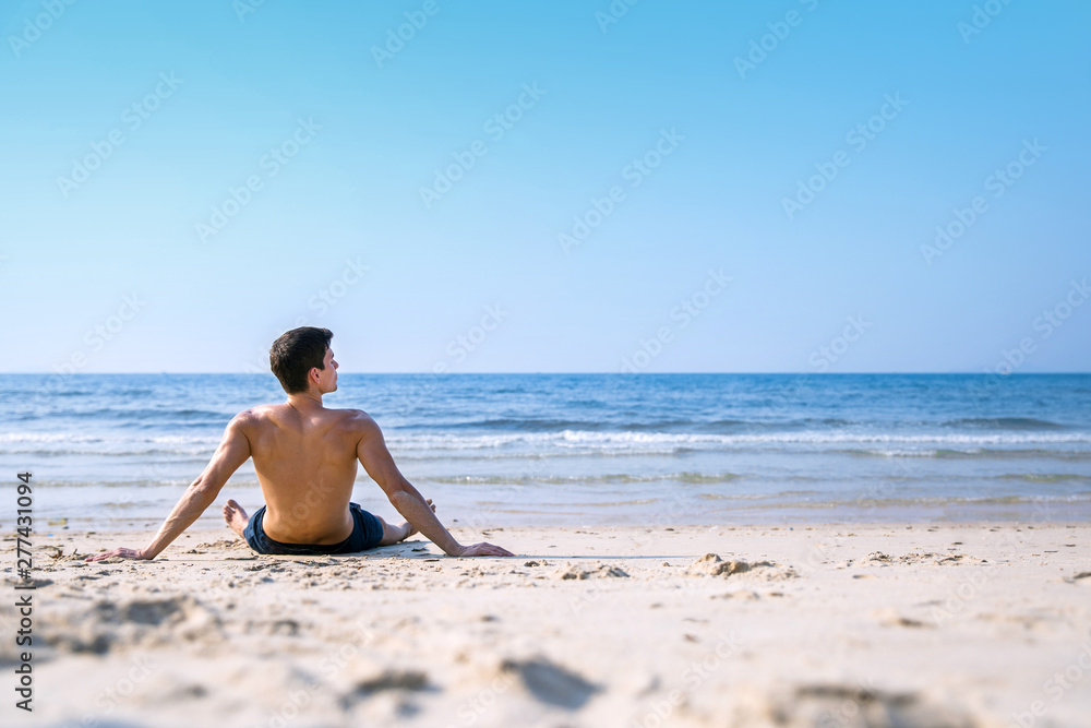 Enjoying life. Back side of young man looking at the sea, vacations  lifestyle, mindfulness, summer fun concept Stock Photo