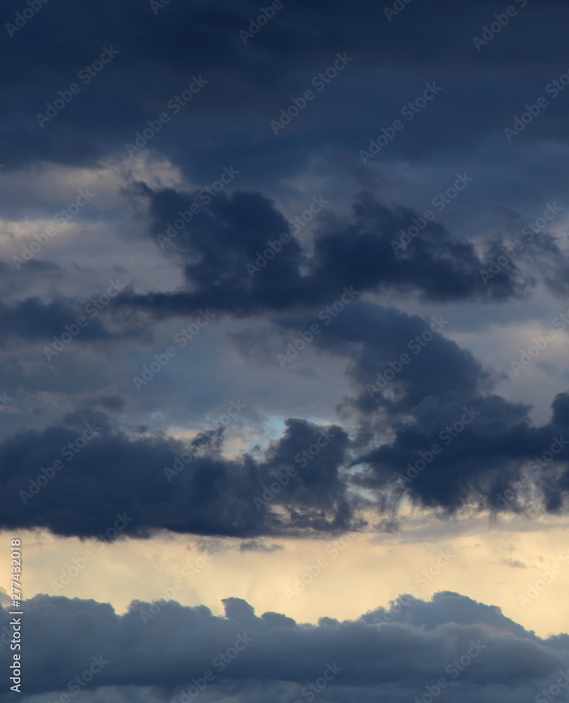Bedrohliche Wolken am Himmel - Gewitterwolken - Regenwolken - Faszination Wolkenlandschaft Bedrohliche Wolken am Himmel - Gewitterwolken - Regenwolken - Faszination Wolkenlandschaft