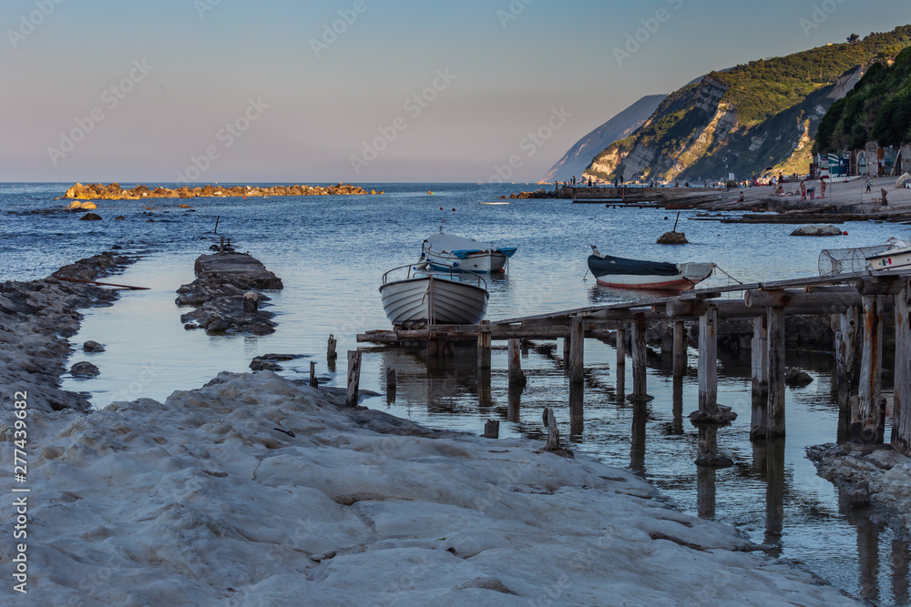 Barche di pescatori alla Seggiola del Papa al Passetto di Ancona