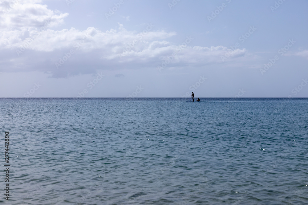 Naklejka premium stand up paddle au couché du soleil
