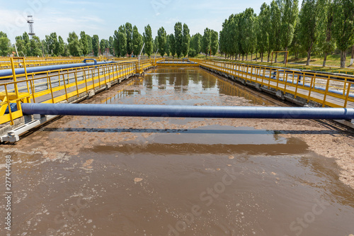 Wastewater treatment plant with tanks or reservoir for aeration and biological purification of sewage