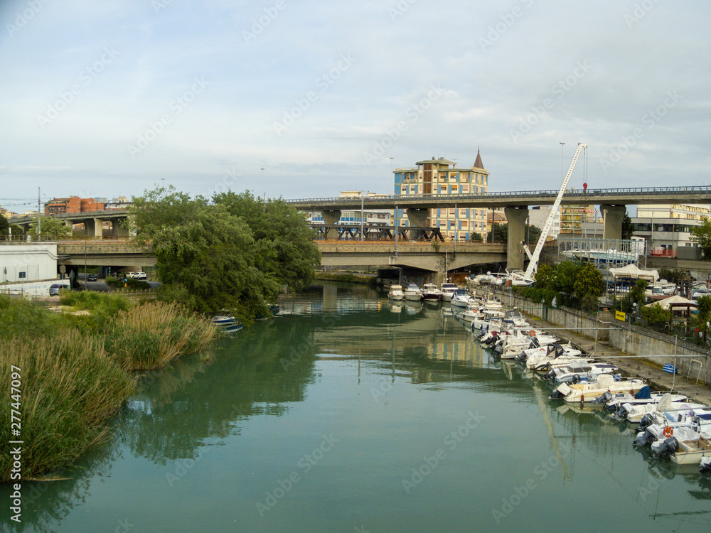 Ponte sul fiume Pescara, vicino al centro città.