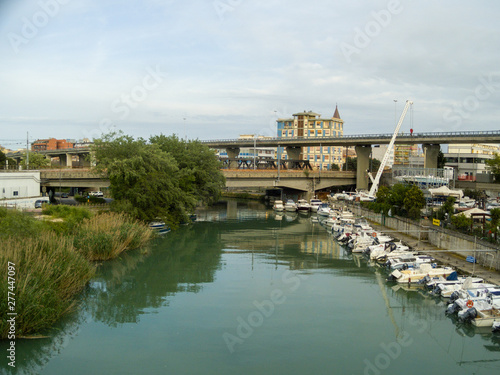 Ponte sul fiume Pescara  vicino al centro citt  .