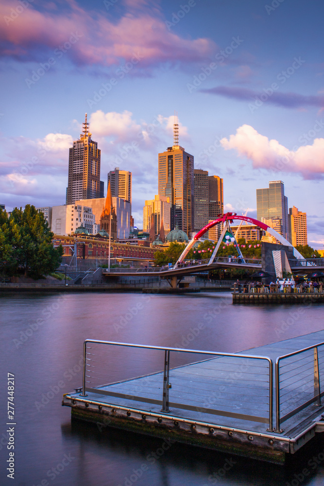 Obraz premium Melbourne City Skyline Sunset Pink Clouds, View From Southbank Yarra River