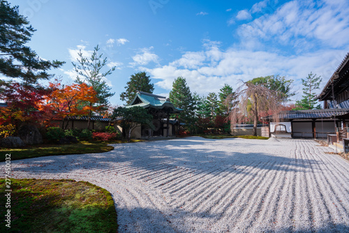 京都 高台寺の方丈前庭と紅葉 