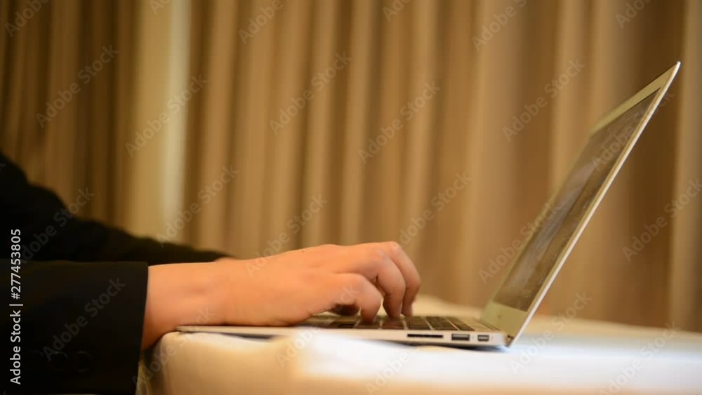 homem digitando no notebook