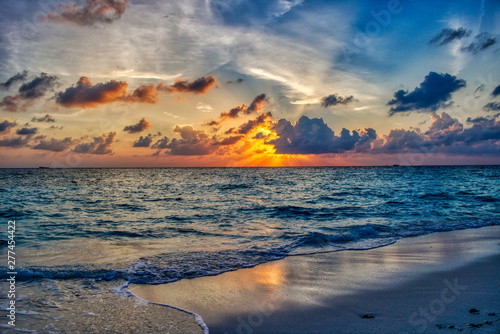 Dieses einzigartige Bild zeigt den gigantischen Sonnenuntergang auf den Malediven. eineinzig artiges Farbschauspiel wie der Himmel sich Orange f  rbt