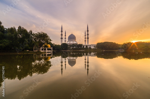 beautiful view of Sultan Salahuddin Abdul Aziz Shah mosque
