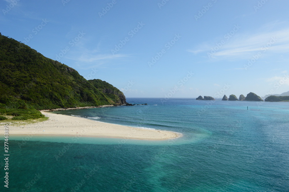 南国沖縄の白い砂浜とエメラルドグリーンの海