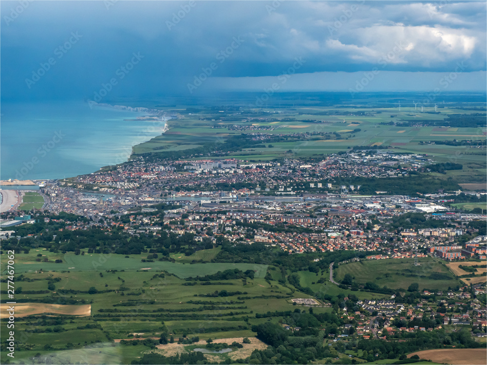 vue aérienne de Dieppe et la côte en Seine Maritime en France